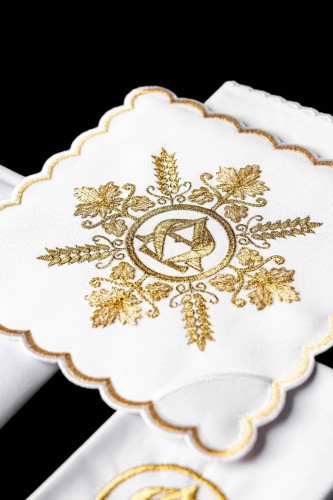Biała bielizna kielichowa ze złotym haftem Alfa i Omega – zdjęcie 2