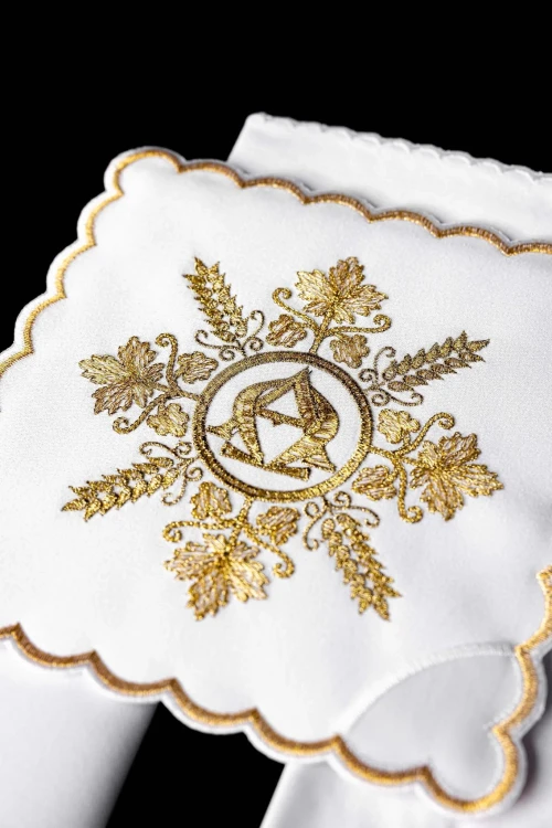 Biała bielizna kielichowa ze złotym haftem Alfa i Omega – zdjęcie 4
