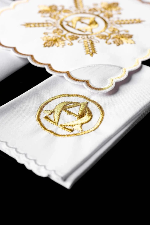 Biała bielizna kielichowa ze złotym haftem Alfa i Omega – zdjęcie 5