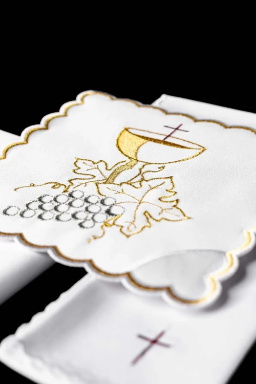 Biały komplet kielichowy z kielichem, winoroślą i krzyżem – zdjęcie 5