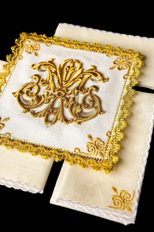 Lniana bielizna kielichowa ze złotym monogramem maryjnym – zdjęcie 2