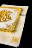 Lniana bielizna kielichowa ze złotym monogramem maryjnym – zdjęcie 3