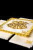 Lniana bielizna kielichowa ze złotym monogramem maryjnym – zdjęcie 4