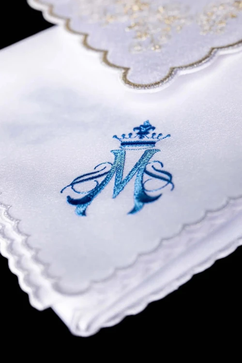 Biała bielizna kielichowa z niebieskim monogramem Maryi – zdjęcie 3