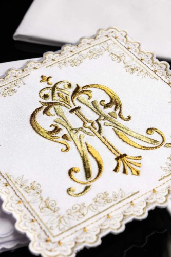 Biała bielizna kielichowa z maryjnym monogramem pod koroną – zdjęcie 2