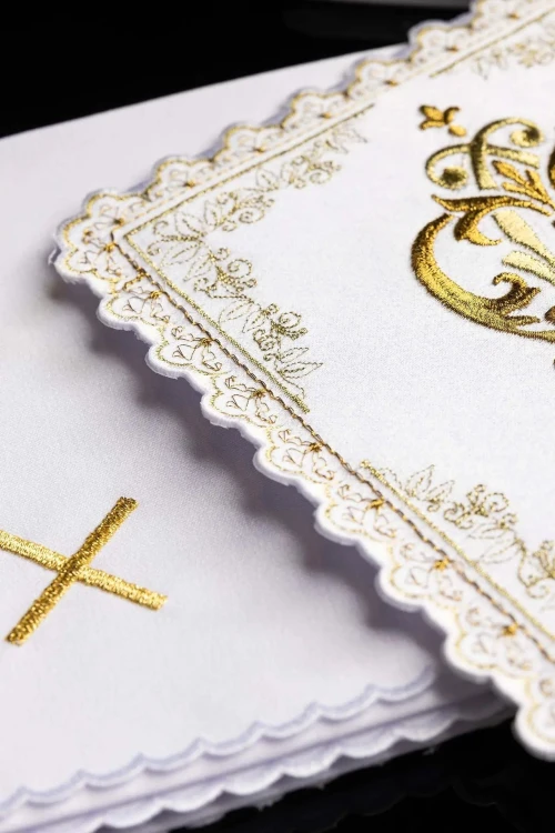 Biała bielizna kielichowa z maryjnym monogramem pod koroną – zdjęcie 3
