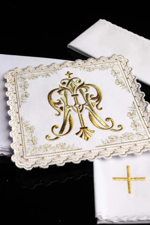 Biała bielizna kielichowa z maryjnym monogramem pod koroną – zdjęcie 4