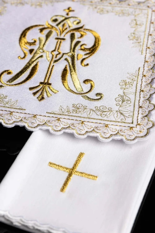 Biała bielizna kielichowa z maryjnym monogramem pod koroną – zdjęcie 5