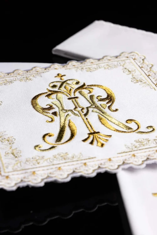 Biała bielizna kielichowa z maryjnym monogramem pod koroną – zdjęcie 6
