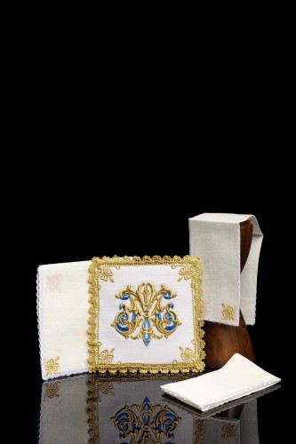 Lniany komplet kielichowy z maryjnym monogramem i ornamentem – komplet