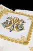 Lniany komplet kielichowy z maryjnym monogramem i ornamentem – szczegół 1