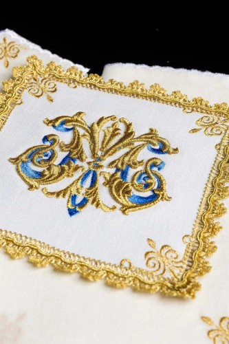 Lniany komplet kielichowy z maryjnym monogramem i ornamentem – szczegół 1