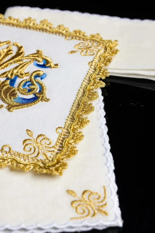 Lniany komplet kielichowy z maryjnym monogramem i ornamentem – szczegół 2