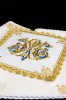 Lniany komplet kielichowy z maryjnym monogramem i ornamentem – szczegół 3