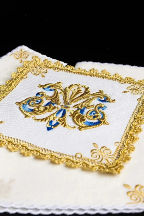 Lniany komplet kielichowy z maryjnym monogramem i ornamentem – szczegół 3