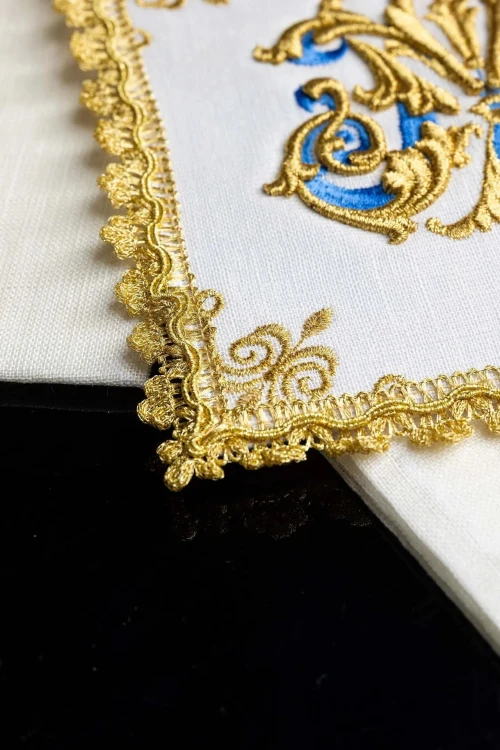 Lniany komplet kielichowy z maryjnym monogramem i ornamentem – szczegół 4