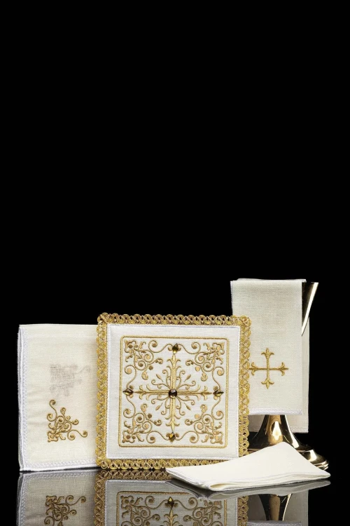 Lniana bielizna kielichowa z krzyżem w złotych ornamentach – komplet