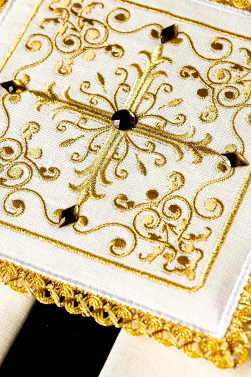 Lniana bielizna kielichowa z krzyżem w złotych ornamentach – szczegół 1
