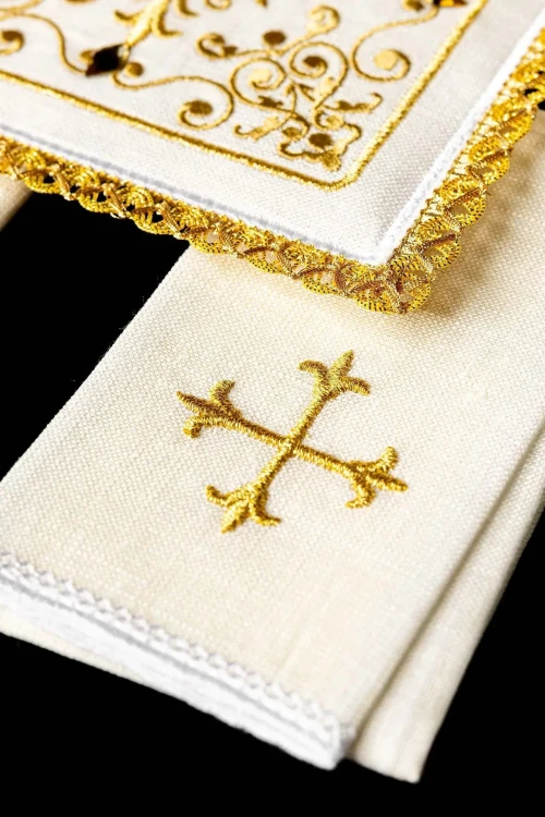 Lniana bielizna kielichowa z krzyżem w złotych ornamentach – szczegół 2