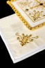 Lniana bielizna kielichowa z krzyżem w złotych ornamentach – szczegół 4