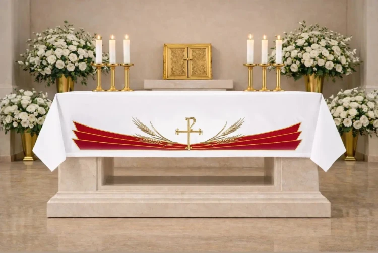 Biały obrus ołtarzowy PAX 150 × 300 cm – widok na ołtarzu