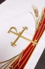 Detal złotych kłosów na obrusie PAX