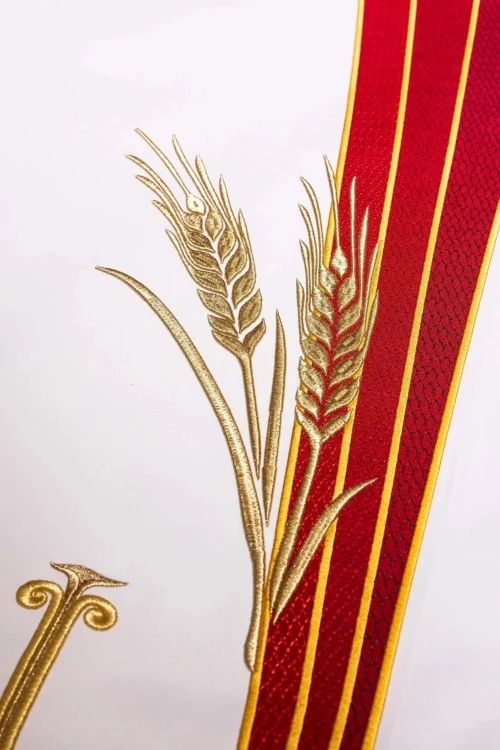 Biały obrus ołtarzowy PAX z kłosami i czerwonymi pasami – szczegół 4