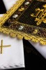 Czarna aksamitna bielizna kielichowa IHS z kamieniami – szczegół 3