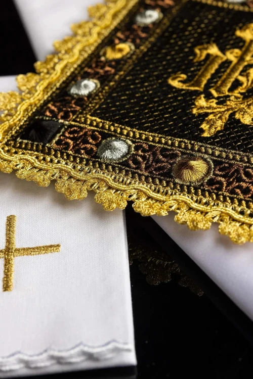 Czarna aksamitna bielizna kielichowa IHS z kamieniami – szczegół 3