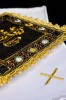 Czarna aksamitna bielizna kielichowa IHS z kamieniami – szczegół 4