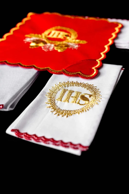 Czerwona bielizna kielichowa IHS z liściastym ornamentem – szczegół 4