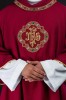 Czerwona dalmatyka liturgiczna IHS z kołnierzem golfowym – widok całości