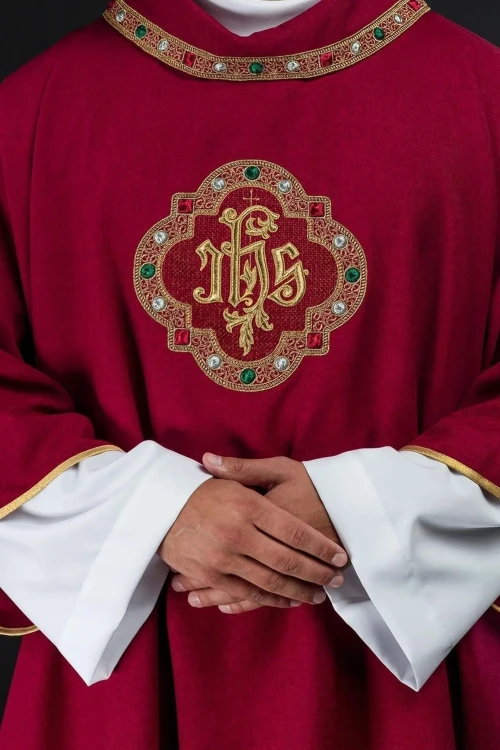 Czerwona dalmatyka liturgiczna IHS z kołnierzem golfowym – widok całości