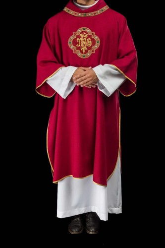 Czerwona dalmatyka liturgiczna IHS z kołnierzem golfowym – widok z tyłu