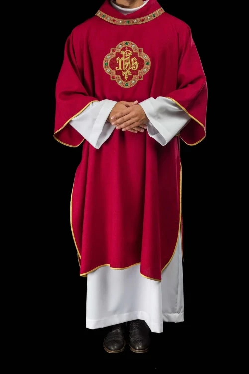 Czerwona dalmatyka liturgiczna IHS z kołnierzem golfowym – widok z tyłu