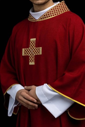Czerwona dalmatyka liturgiczna ze złotym krzyżem – widok całości