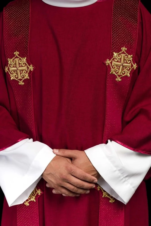 Czerwona dalmatyka aksamitna z haftowanym krzyżem – widok całości
