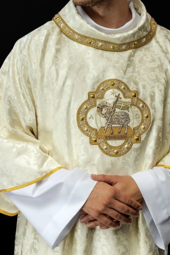 Dalmatyka liturgiczna ecru z Barankiem Bożym – widok całości