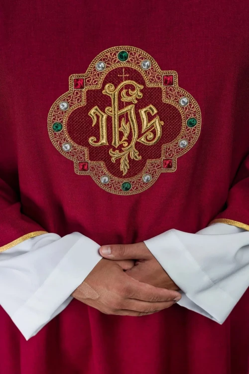 Czerwona dalmatyka liturgiczna IHS z kołnierzem golfowym – detal 1