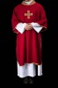 Czerwona dalmatyka liturgiczna ze złotym krzyżem – widok z tyłu