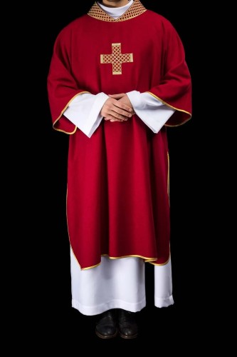 Czerwona dalmatyka liturgiczna ze złotym krzyżem – widok z tyłu
