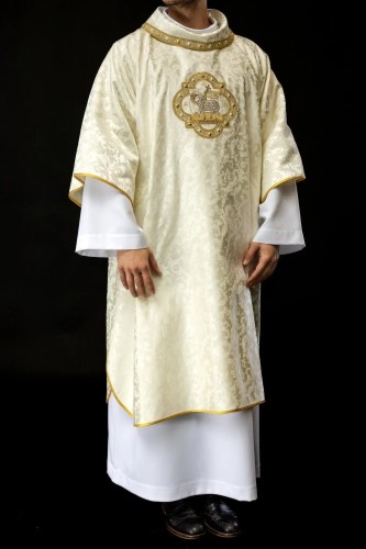 Dalmatyka liturgiczna ecru z Barankiem Bożym – widok z tyłu