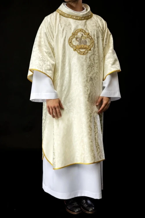 Dalmatyka liturgiczna ecru z Barankiem Bożym – widok z tyłu