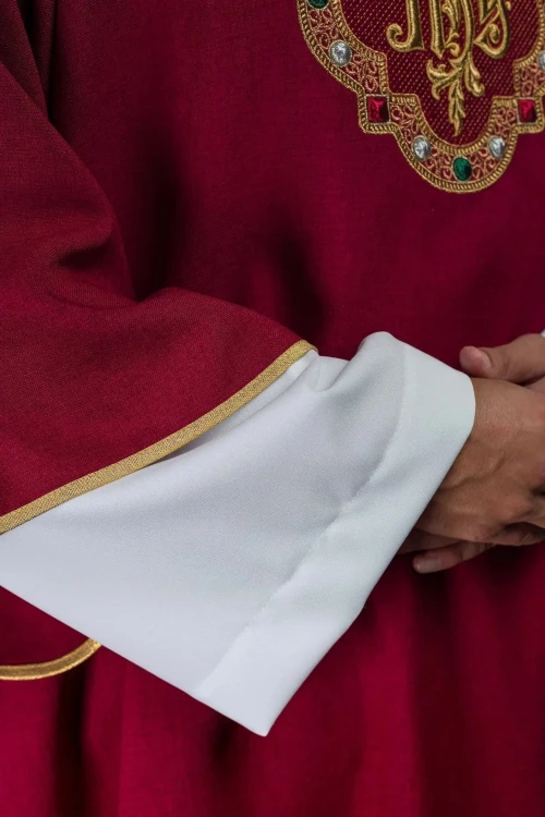 Czerwona dalmatyka liturgiczna IHS z kołnierzem golfowym – detal 2