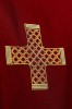 Czerwona dalmatyka liturgiczna ze złotym krzyżem – detal 1