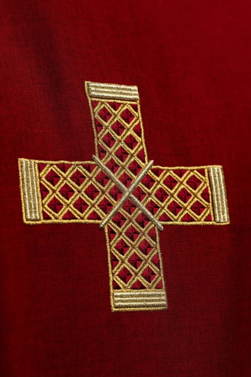 Czerwona dalmatyka liturgiczna ze złotym krzyżem – detal 1