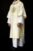 Dalmatyka liturgiczna ecru z Barankiem Bożym – detal 1