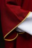 Czerwona dalmatyka liturgiczna ze złotym krzyżem – detal 2