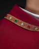 Czerwona dalmatyka liturgiczna IHS z kołnierzem golfowym – detal 4