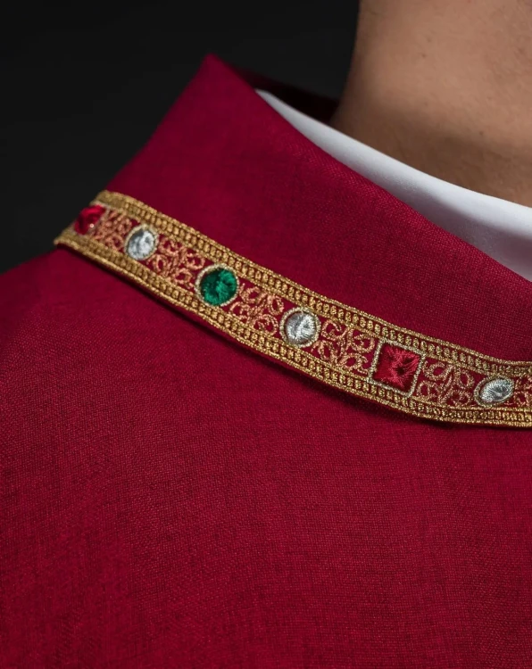 Czerwona dalmatyka liturgiczna IHS z kołnierzem golfowym – detal 4
